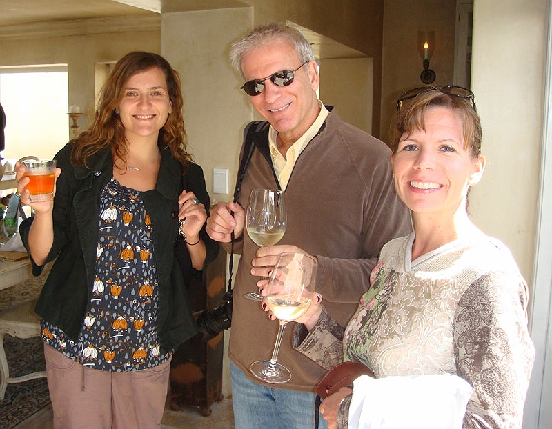 birkenhead4.jpg - Jessica, Mitch and Tonya enjoy our arrival at Birkenhead