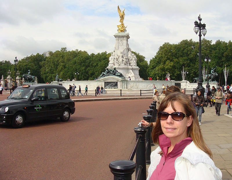 bukcingham6.jpg - Tonya outside of Buckingham Palace